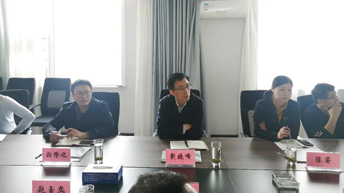 市金融監(jiān)管局黨委副書記、副局長(zhǎng)戴曉峰等領(lǐng)導(dǎo)蒞臨東岳機(jī)械調(diào)研上市工作